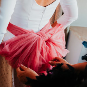 Detalles de vestido de novia.