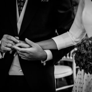 Detalle de entrega de anillos de boda.